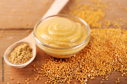 Photo Composition of different kinds of mustard on wooden background