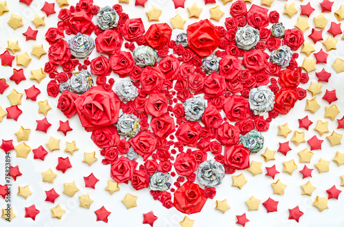 Roses from paper dacorated in hearth shape among star background © bentaboe