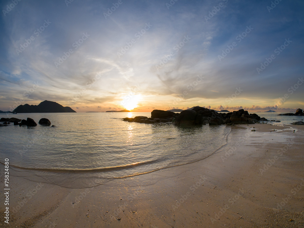 Fototapeta premium Beautiful sunrise in Rawai Phuket
