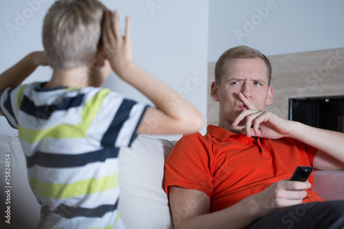 Фотография Child is disturbing his father
