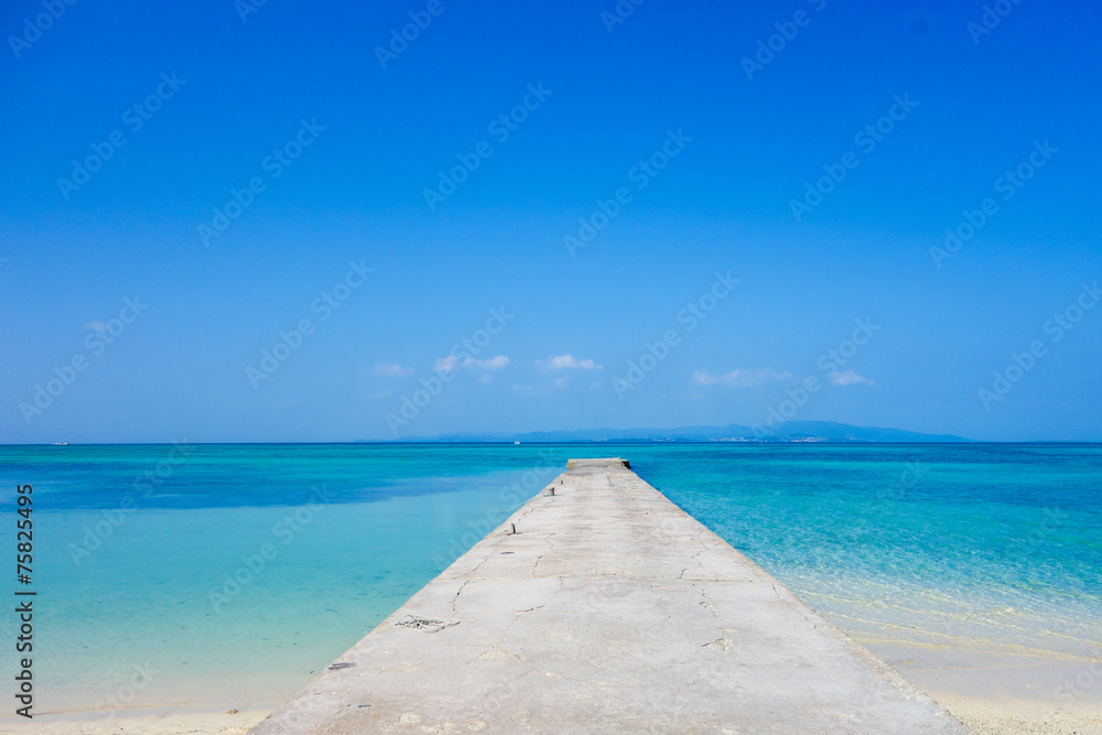 Naklejka premium 沖縄県 竹富島の西桟橋