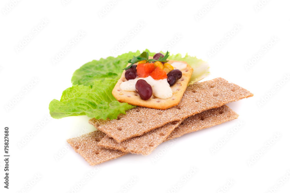 Crackers with fresh vegetables and cream