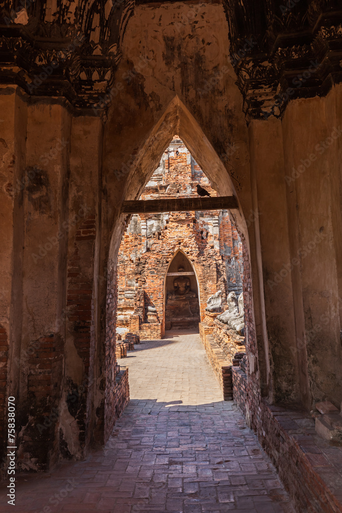 Bogengang in der Ruine des Wat Ratchaburana in Ayutthaya