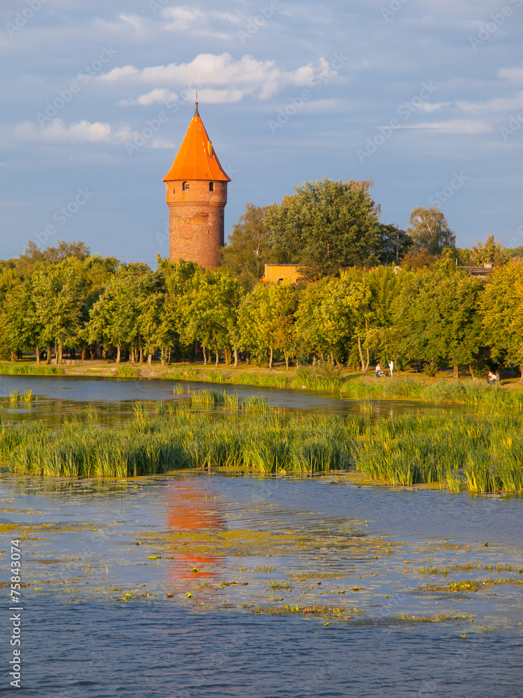 Obraz premium Round tower at the river