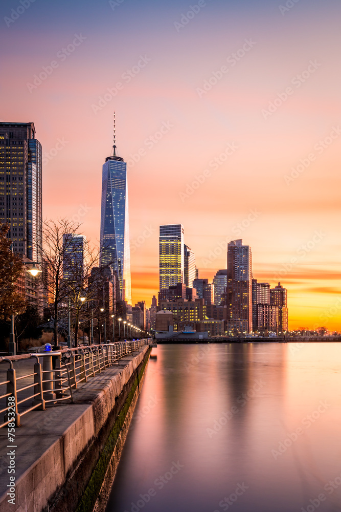 Fototapeta premium Lower Manhattan at sunset