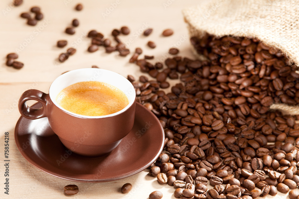 Eine Tasse Kaffee und geröstete Kaffeebohnen Eine Tasse Kaffee und geröstete Kaffeebohnen
