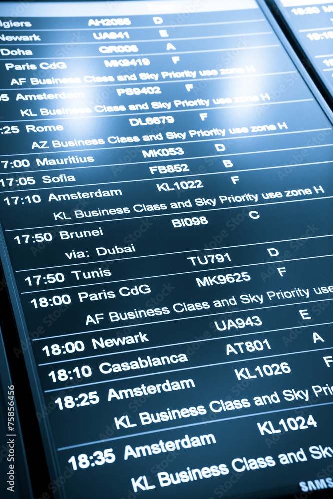 Obraz premium Flight arrival and departure sign board in airport