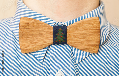 Fotografia Fragment man suit hipster wooden bow tie on the shirt.