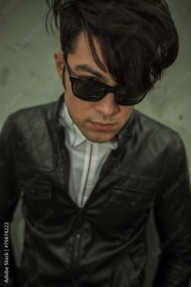 Fototapeta premium fashion man wearing sunglasses looking at the camera.