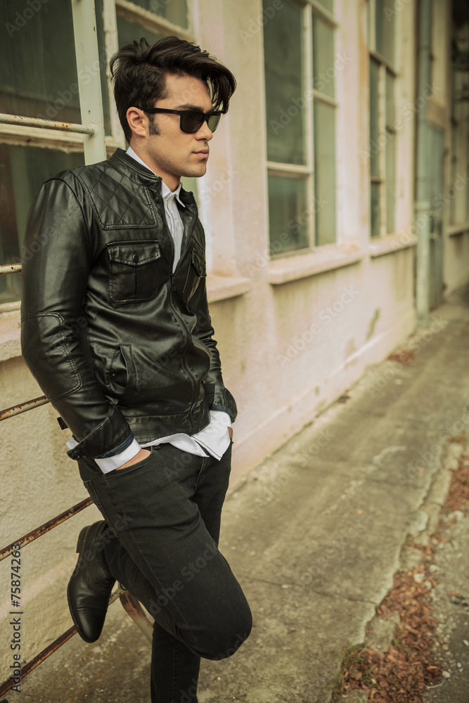 Obraz premium fashion man holding both hands in pockets