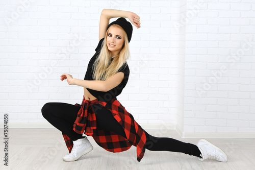 Hip hop dancer dancing on w...