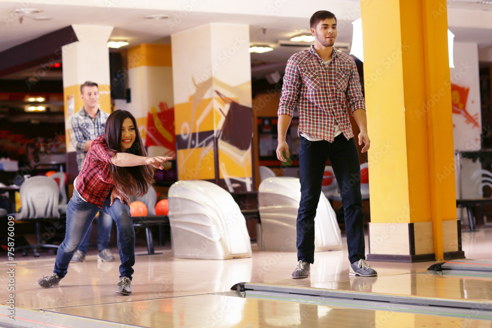 Obraz premium Group of friends in bowling club