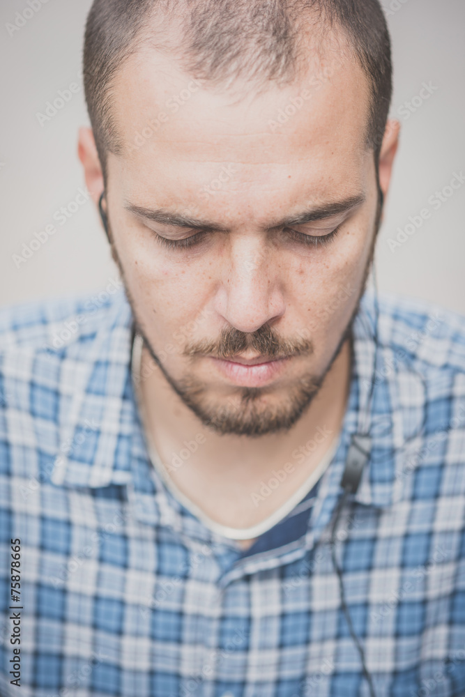 Obraz premium handsome hipster casual multitasking modern man