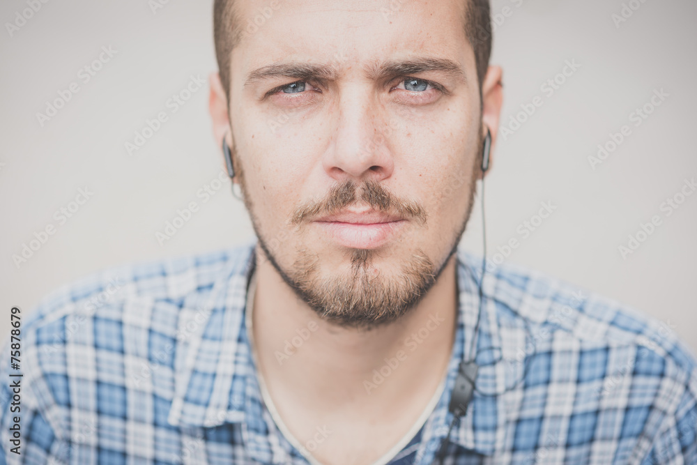 Obraz premium handsome hipster casual multitasking modern man