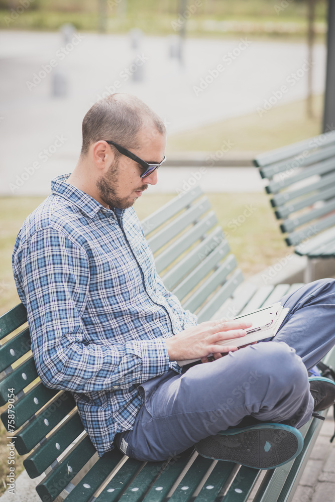 Obraz premium handsome hipster casual multitasking modern man using tablet