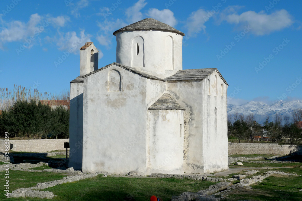 chapelle blanche devant la montagne