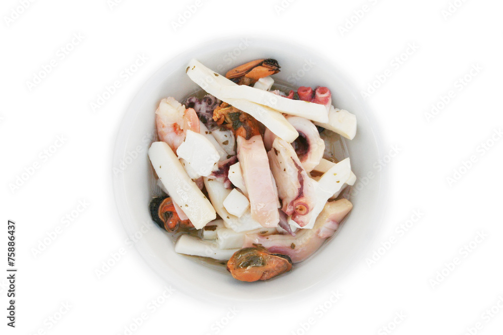 insalata di mare sott'olio su ciotola_ sfondo bianco insalata di mare sott'olio su ciotola_ sfondo bianco