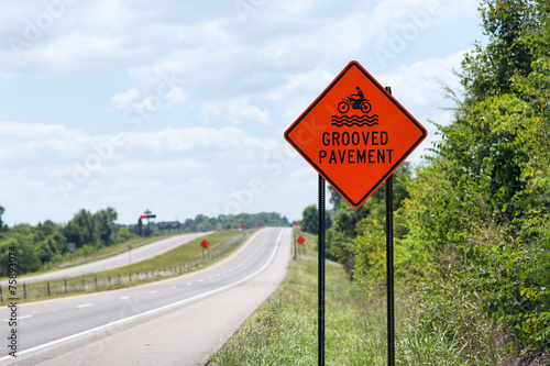 Grooved Pavement Sign