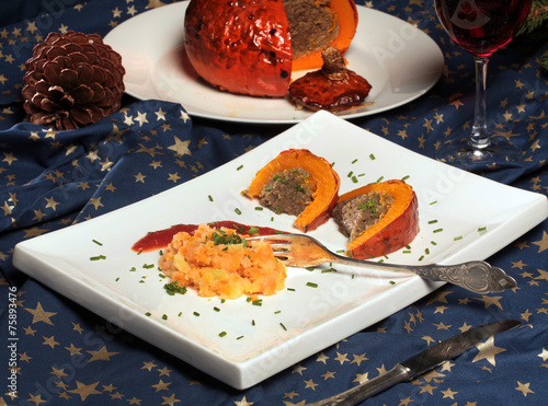 Hokkaidokürbis mit Seitan-Maronenfüllung und Tomatensauce photo