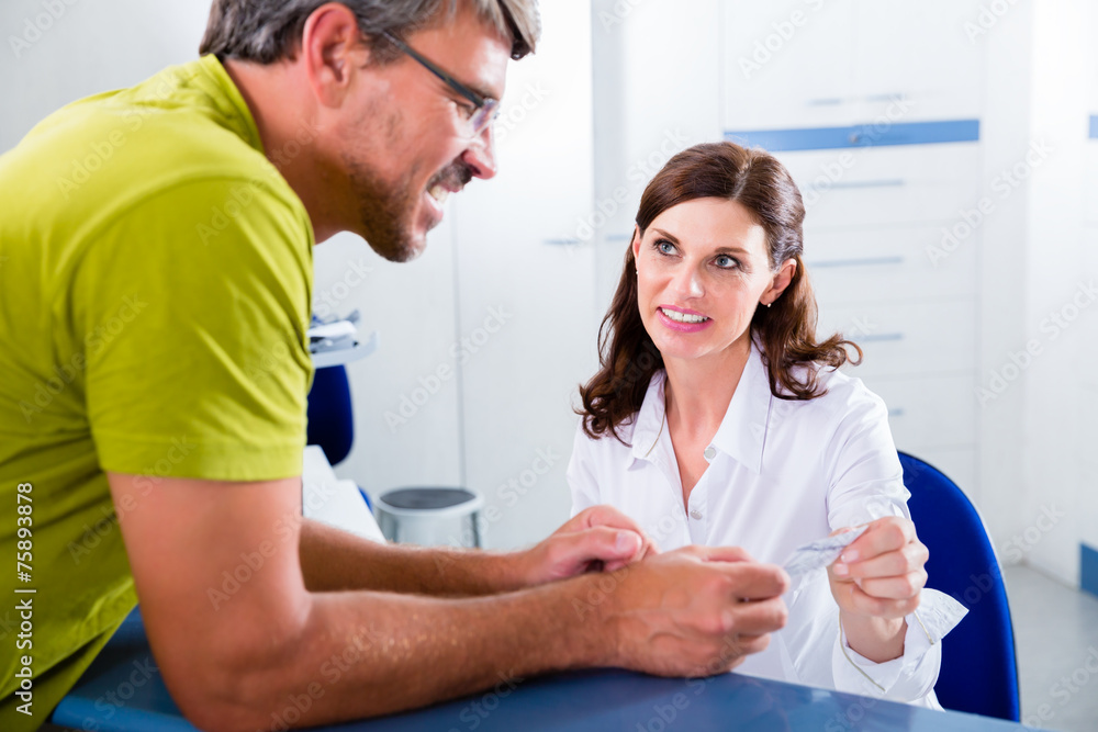 Fototapeta premium Patient an Empfang von Arztpraxis vereinbart Termin