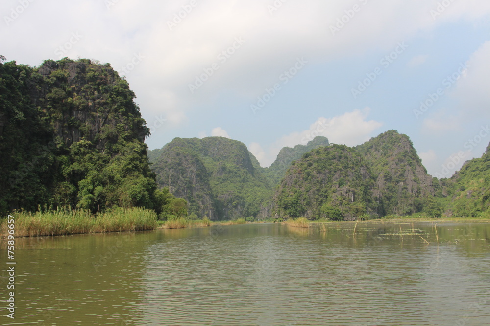 Paisaje carstico en la provincia de Hoa Lu. Vietnam