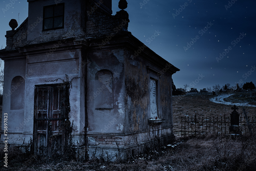 Obraz premium Haunted creepy abandoned graveyard