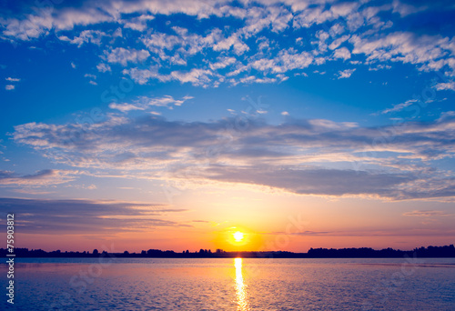 Fototapeta Naklejka Na Ścianę i Meble -  Amazing sunset over lake