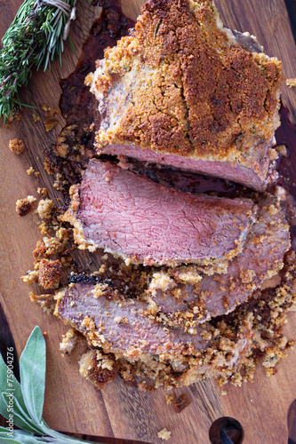 Wallpaper Mural Roasted beef with herbed bread crust Torontodigital.ca