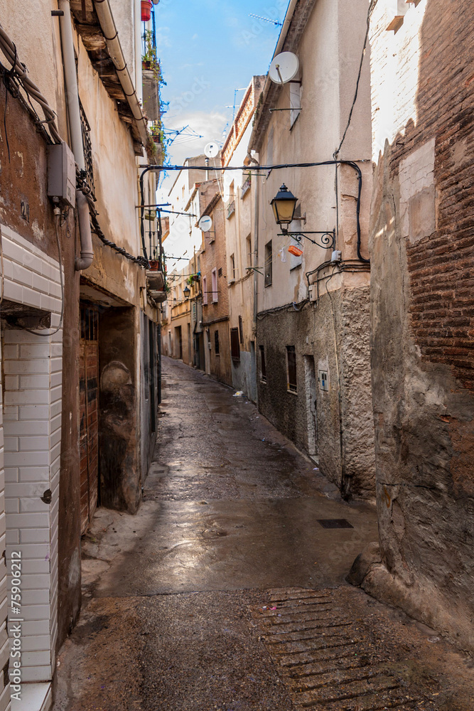 Narrow alley in town Calahorra - obrazy, fototapety, plakaty 