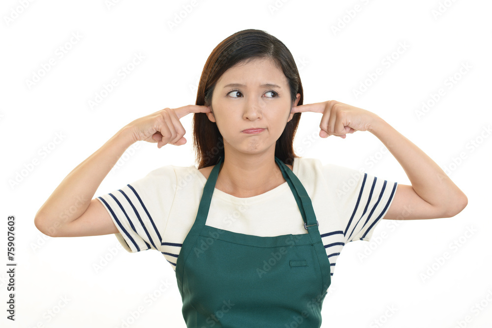 怒った表情の主婦