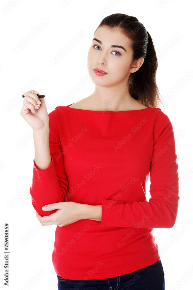 Naklejka premium Portrait of a student woman holding pen