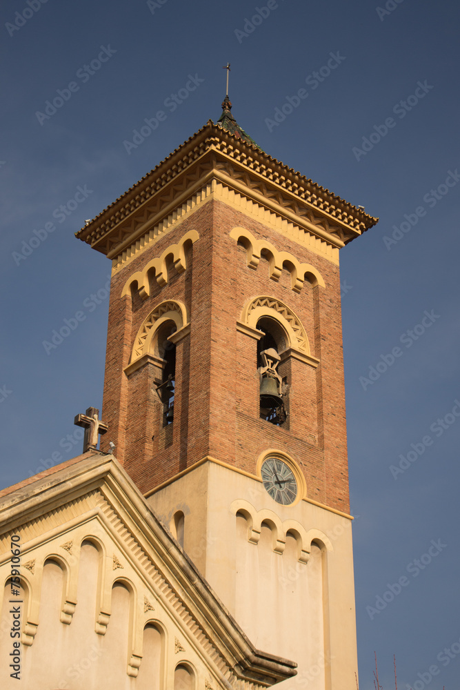 Fototapeta premium Campanario de la iglesia de San Martín de Cerdanyola del Vallès