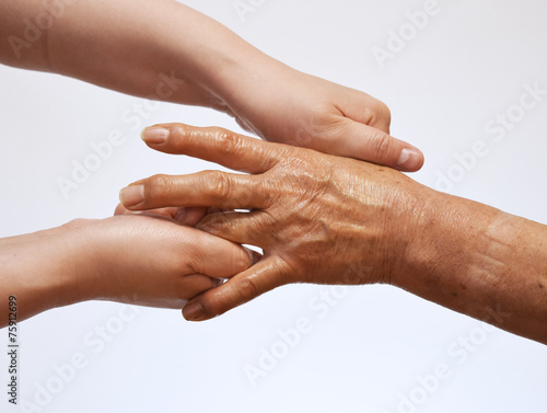 年配の女性の手をマッサージするイメージ