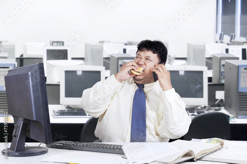 Obesity manager eat while working