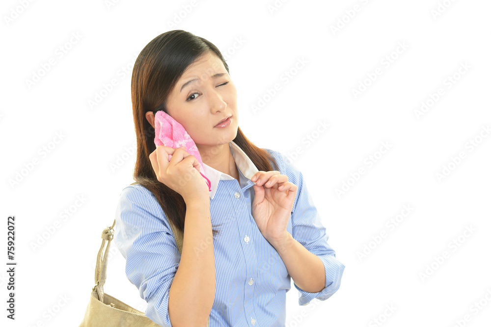 汗を拭く女性 汗を拭く女性