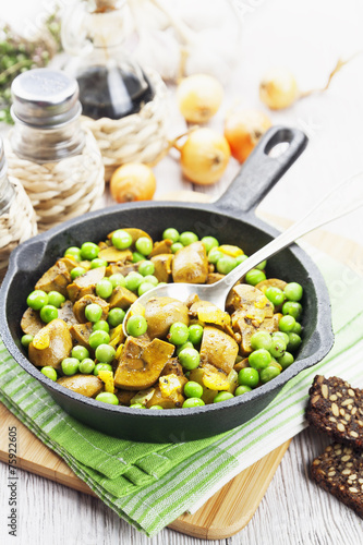 Kidneys with green peas and curry