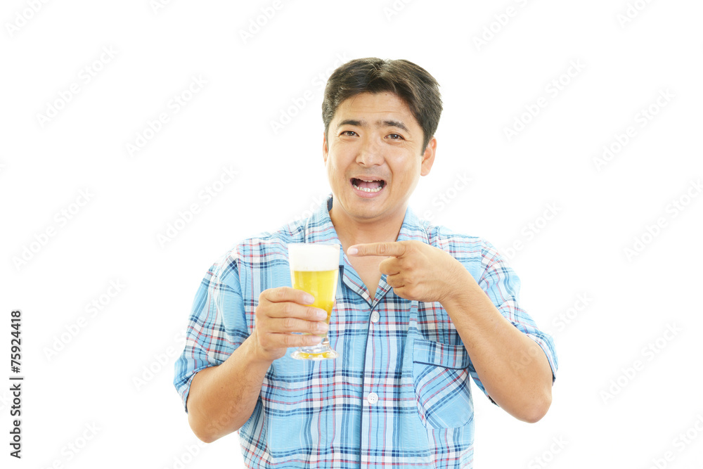 ビールを飲む笑顔の男性
