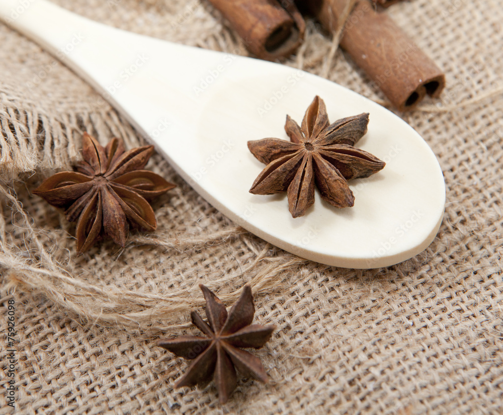 étoile d'anis sur cuillère en bois étoile d'anis sur cuillère en bois
