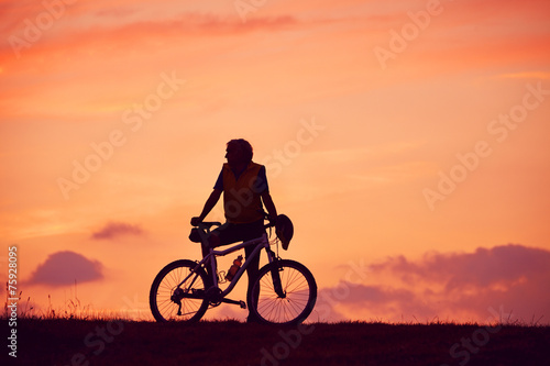 Mann Mountainbike Sonnenaufgang