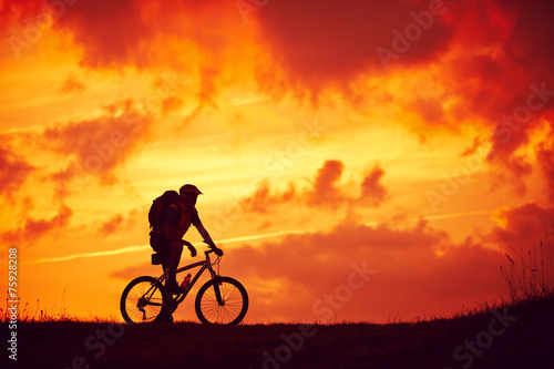 Mann Mountainbike Genuss Wolken rot © upixa