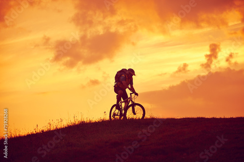 Bike im Sonnenaufgang © upixa
