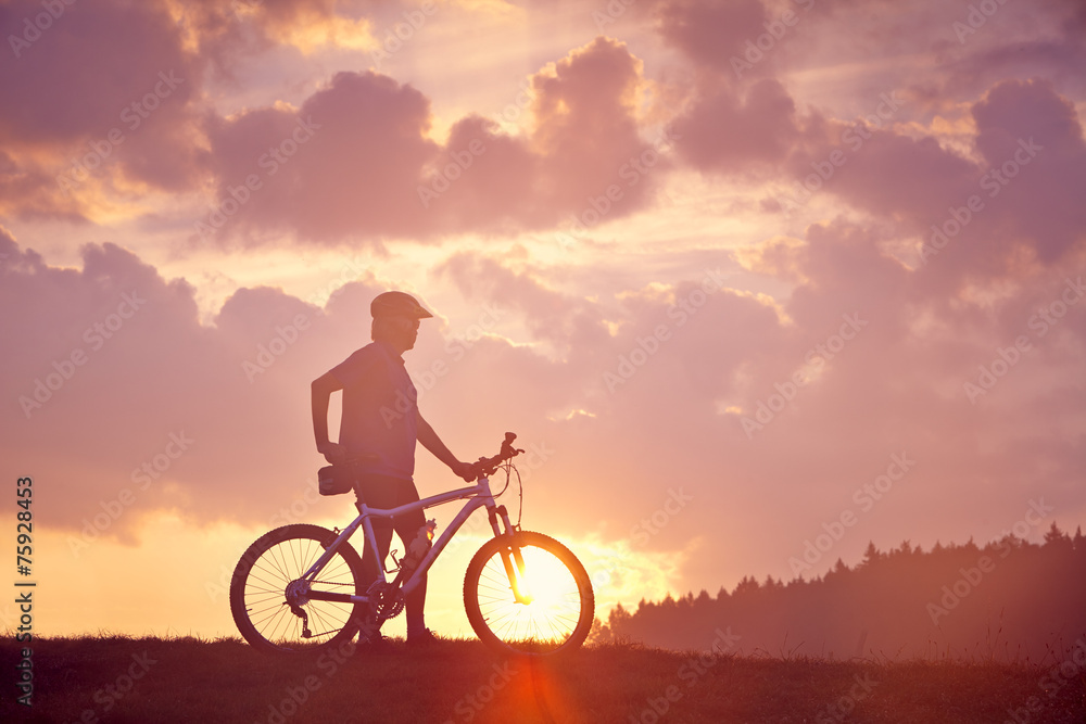 Obraz premium Mann Mountainbike Sonnenaufgang