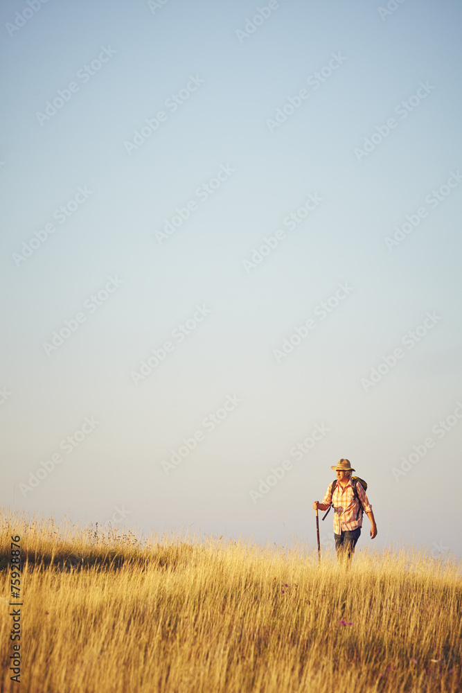 © upixa - Wanderer auf Berg und Wiese