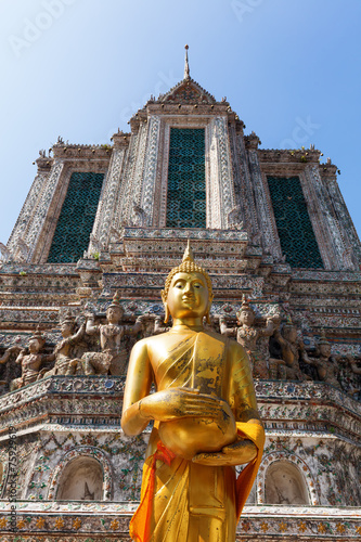 goldener Buddha am Tempel Wat Arun in Bangkok, Thailand