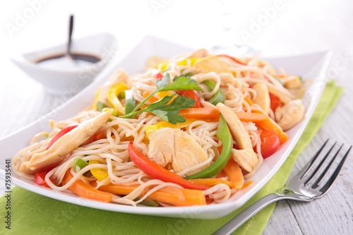 fried chinese noodles