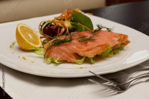 Smoked salmon and salad with lemon half