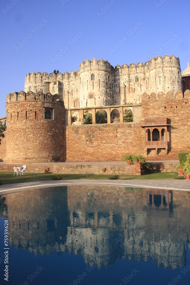 château et piscine à Khejarla