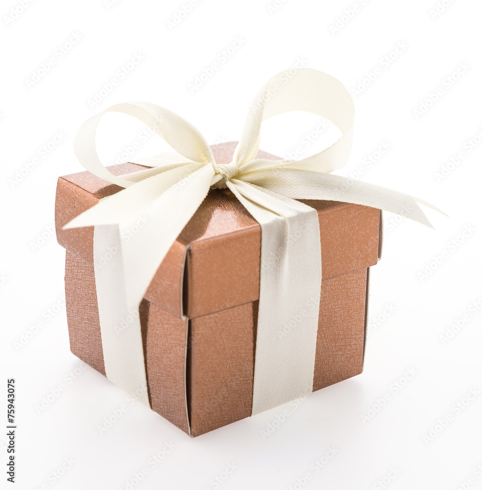 Obraz premium Gold gift box isolated on white background