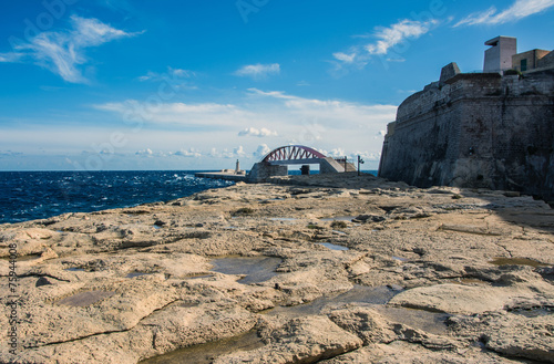 malta valletta brücke an der hafenzufahrt