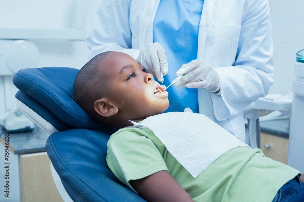 Obraz premium Boy having his teeth examined by dentist